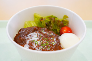 ランチメニューはロコモコ丼!