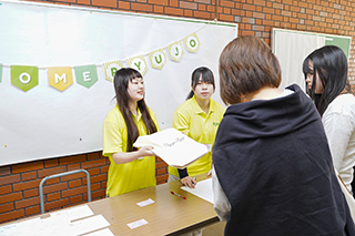 柳城生が受付でお出迎え