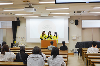 学生が司会を努めました