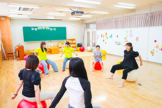 卒業生によるバランスボール体験