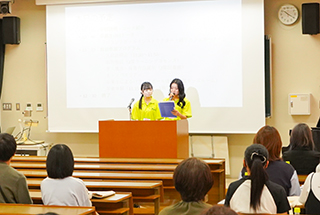 学生が司会を努めました