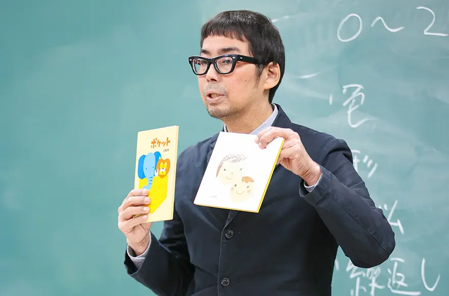 講義中に絵本を紹介する講師。認定絵本士の学びを通して、絵本の魅力や活用方法を深く学ぶ。