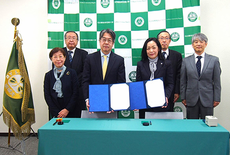 愛知県立瀬戸西高等学校との高大連携協定書の調印式が行われました